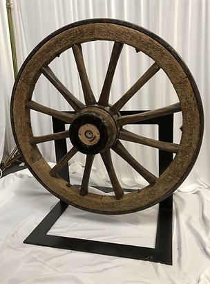 Roue de charrette sur pied